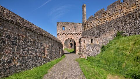 Torbogen und Mauerreste einer Burgruine