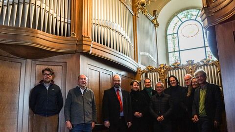 Gruppenbild vor der großen Orgelanlage in Offenbach. Gruppenbild vor der Orgel in Offenbach