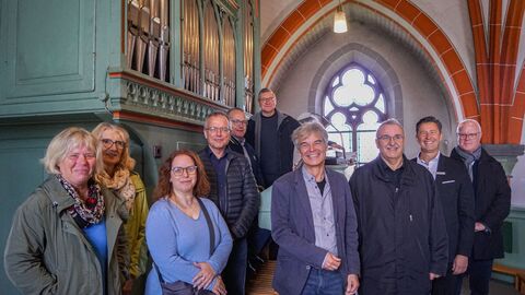 Die Bereisung endete mit dem Besuch der Kirchengemeinde in Thalheim. Gruppenbild vor der Orgel in Thalheim
