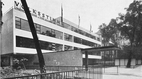 Vierstöckiges Gebäude mit langen horizontalen Fensterbändern.