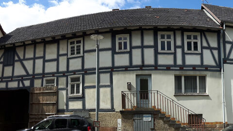 Straßenansicht Wohnhaus mit Gaststätte und Saal, links Durchfahrt zum Hof Zweigeschossiges traufständiges Fachwerkwohnhaus, links das geöffnete Tor der Hofdruchfahrt.