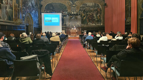 Publikum hört einem Vortrag zu