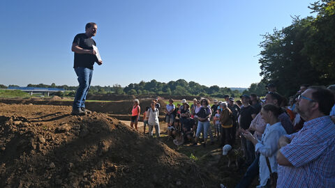 Hardy Prison M.A. mit Menschengruppe