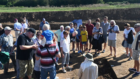 Archäologe mit Gruppe