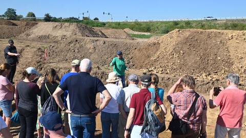 Grabungsleiterin Dr. Katharina Mohnike mit Gruppe