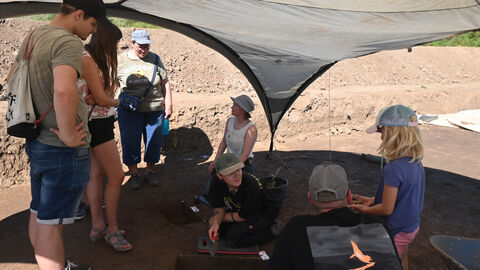 Kinder auf dem Grabungsgelände