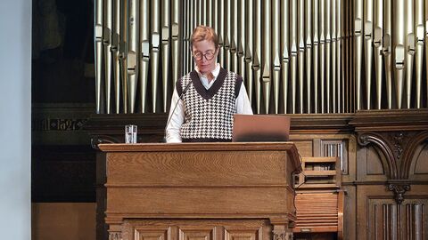 Dr. Verena Jakobi vom Landesamt für Denkmalpflege Hessen sprach Grußworte  Dr. Verena Jakobi steht an einem Rednerpult