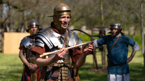 Römischer Soldat mit Geschützbolzen