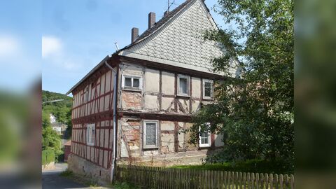 Giebelseite eines zweigeschossigen Fachwerkbaus. 