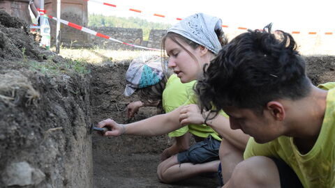 Freiwillige der Außenstelle Darmstadt arbeiten gemeinsam an einem Profil. Freiwillige der Außenstelle Darmstadt arbeiten gemeinsam an einem Profil.