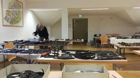 Um stets einen guten Überblick über die Funde zu behalten, ist die Inventarisation - hier auf dem Römerkastell Saalburg - eine wichtige Aufgabe der Archäologie. Inventarisation auf der Saalburg