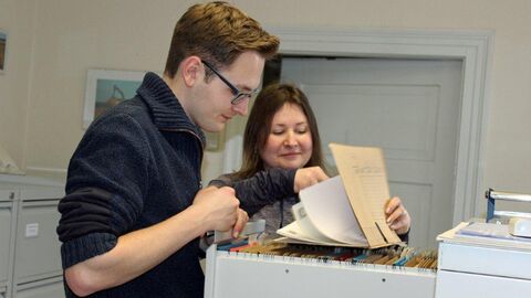 Auch die Arbeit im Büro, die Recherche in Ortsakten und das Dokumentieren der Arbeiten gehören dazu. Freiwillige bei der Büroarbeit