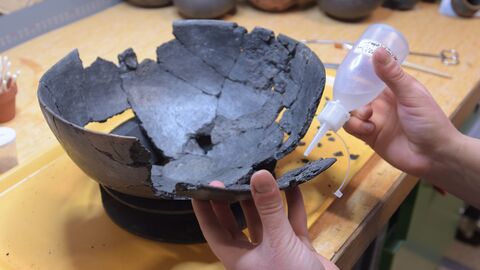 Keramik, Glas und Metall haben dabei ganz unterschiedliche Anforderungen. Freiwillige in der Restaurierungswerkstatt