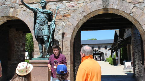 Die Vermittlungsarbeit ist ein wichtiger Aspekt der Archäologie, denn die Reise vieler Funde endet nicht in einem Depot, sondern im Museum. Auf der Saalburg lernen Freiwillige die Museums- und Vermittlungsarbeit hautnah kennen. Freiwilliger bei einer Führung auf der Saalburg.