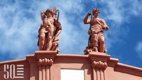 Das Titelbild des Jubiläums zeigt das göttliche Zwillingspaar Apoll und Diana auf dem Figurenkranz der Rotunde des Biebricher Schlosses in Wiesbaden.