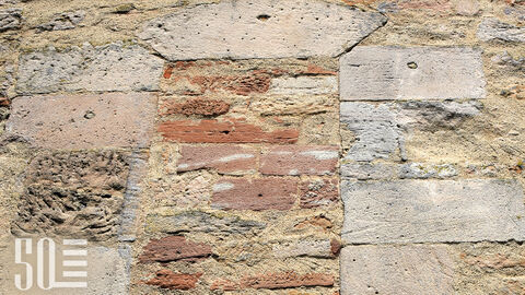 Der nachträglich zugemauerte Eingang an der Südseite des Westflügels des Schlosses Marburg.