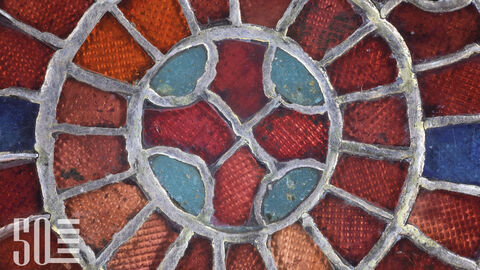 Gewandschließe von rund drei Zentimetern Größe, die bei den Ausgrabungen des merowingerzeitlichen Gräberfeldes im Neubaugebiet von Wölfersheim-Berstadt entdeckt wurde.