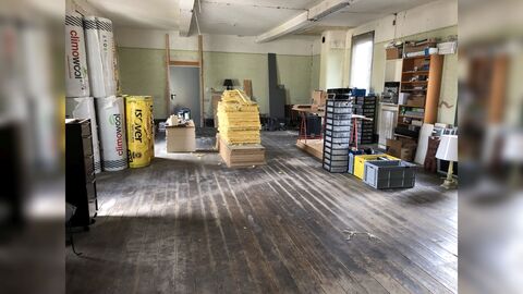 Eingerüstete Fachwerkscheune mit massiven Erdgeschoss