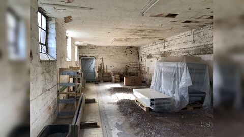 Innenansicht eines massiven Scheunenbaus