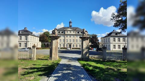 West-Ansicht mit Blick vom Ehrenplatz auf das Schlossgebäude mit dem Nord- und Südflügel Blick auf das Schlossgebäude, den Nordflügel (links) und den Südflügel (rechts), sowie auf den vorgelagerten Ehrenplatz.