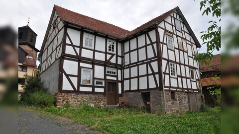 Hangseite mit Anbau Blick auf ein Fachwerkwohnhaus Anbau über die Hälfte der Gebäudelänge