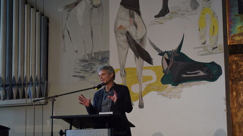 Bernhard Buchstab steht auf der Bühne