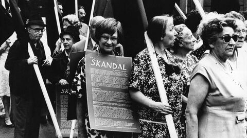 Man sieht Demonstrierende beim Widerstand gegen den Abriss von   gründerzeitlichen Wohnblocks im Westend.  