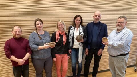 Die Vorstellung der Grabungsergebnisse in Bruchköbel mit Bürgermeisterin Sylvia Braun (3.v.r.) Die Vorstellung der Grabungsergebnisse in Bruchköbel