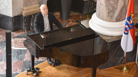 Andreas Hertel, Jazzpianist aus Wiesbaden am Flügel in der Rotunde des Biebricher Schlosses 