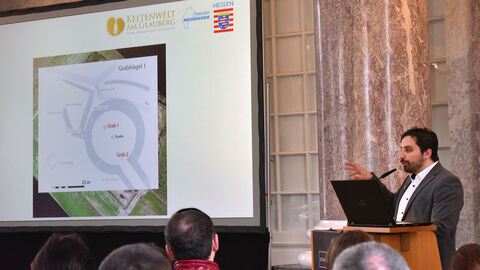 Marcus Coesfeld M. Ed. am Rednerpult in der Rotunde des Biebricher Schlosses. 