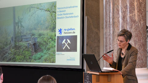 Dr. Sabine Schade-Lindig, stellvertretende Leiterin der Abteilung hessenARCHÄOLOGIE am Rednerpult. 
