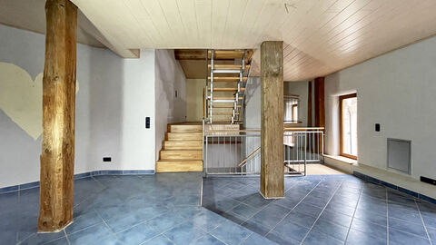 Küche mit Essbereich Wohnhaus Blick in die Küche und den Essbereich eines Fachwerkwohnhauses mit offen liegenden Holzbalken.