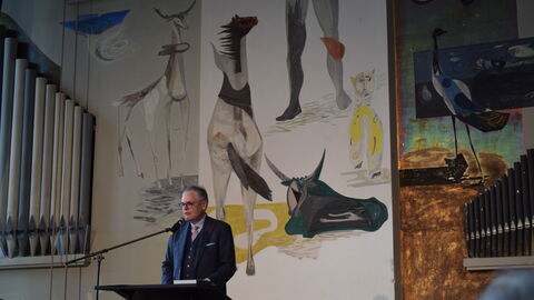 Blick auf die Ingo Buchholz auf der Bühne