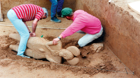 Zu sehen ist die Bergung des Keltenfürsten vom Glauberg, der sich heute in der Keltenwelt am Glauberg befindet.   