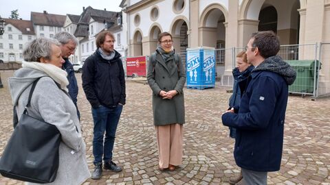 Man sieht Mitarbeitende der LandesEnergieAgentur Hessen (LEA) und des Landesamtes für Denkmalpflege Hessen bei einem gemeinsamen Ortstermin in Bad Karlshafen. 