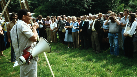 Die von Herrmann (links im Bild) initialisierte Veranstaltungsreihe der Vorgeschichtstage besteht bis heute, nun als hessenARCHÄOLOGIE-Tage. Fritz-Rudolf Herrmann auf einem Vorgeschichtstag