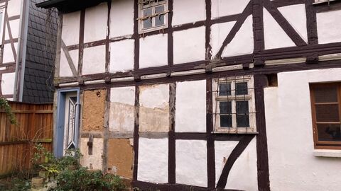 Fachwerkwand, teilweise mit beschädigten Gefachen