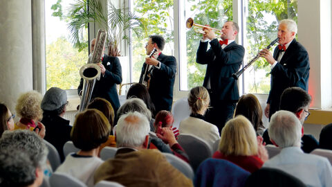 Mit ihrem eignen, charakteristischen Stil voller Überraschungen ließen die hot four I die heißen vier die Zeit der 1930er Jahre wieder aufleben, in dem nicht nur das Opelbad erbaut wurde sondern auch die fiktive Villa in dem Buch von Susanne Kronenberg. 