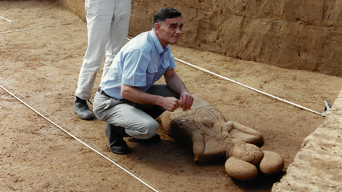Der ehemalige Landesarchäologe Herrmann mit dem Keltenfürsten am Glauberg.