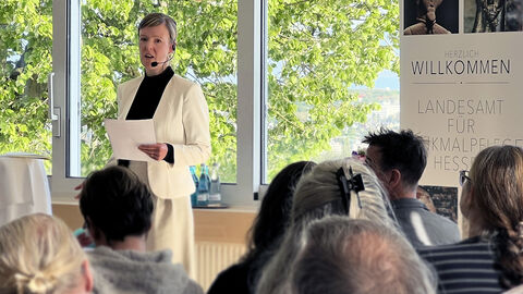 Dr. Annika Tillmann ist wissenschaftliche Mitarbeiterin im Landesamt für Denkmalpflege Hessen. Sie untersucht den Baubestand nach einheitlichen Kriterien und formuliert Denkmalbegründungen. 