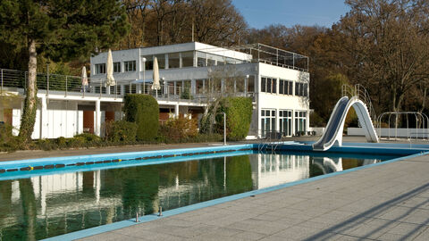 Die weißen Baukörper und die deckartigen Terrassen erinnern in ihrer Formensprache an Schiffsarchitektur.