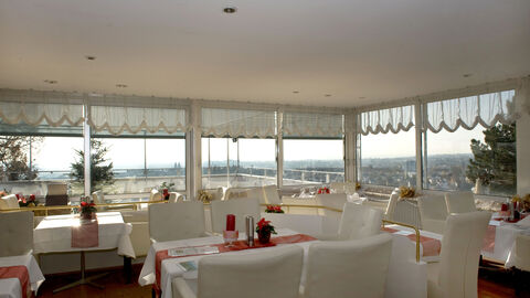 Blick in den Innenraum der Neroberg Gastronomie. 