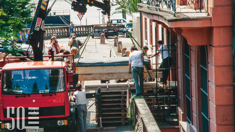 Der im Erdblock geborgene "Keltenfürst" erreicht die Restaurierungswerkstatt.