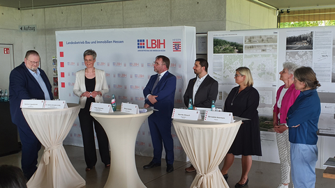 Dr. Sabine Schade Lindig bei der Vorstellung der Sieger des Architekturwettbewerbs.