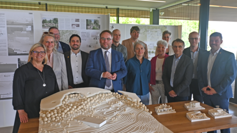 Minister Timon Gremmels (5 v.l.) bei der Vorstellung der Sieger des Architekturwettbewerbs.