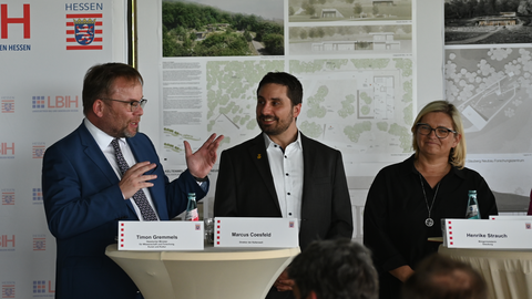 (V.l.) Minister Timon Gremmels, Museumsdirektor Marcus Coesfeld und Bürgermeisterin Henrike Strauch