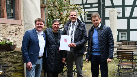 Übergabe des Förderbescheid für die Sanierung des Höerhofs