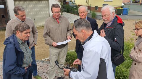 Übung bei der Grenzsteintagung 2023 Mitglieder des Vereins stehen beisammen und führen gemeinsam eine Übung durch.