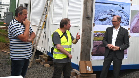 Kreisarchäologe Dr. Jörg Lindenthal und Bezirksarchäologe Hardy Prison M.A. berichten gemeinsam mit Landrat Jan Weckler über die Bedeutung und die Ergebnisse der Grabungen.