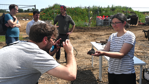 Grabungleiterin Johanna Trabert M.A. präsentiert der Presse ausgewählte Funde.
